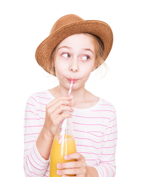 Счастливая девочка в шляпе с бутылкой фруктового сока
