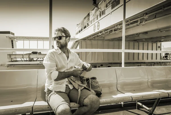Touristenmann mit Sonnenbrille, der mit der Fähre (Schiff) — Stockfoto
