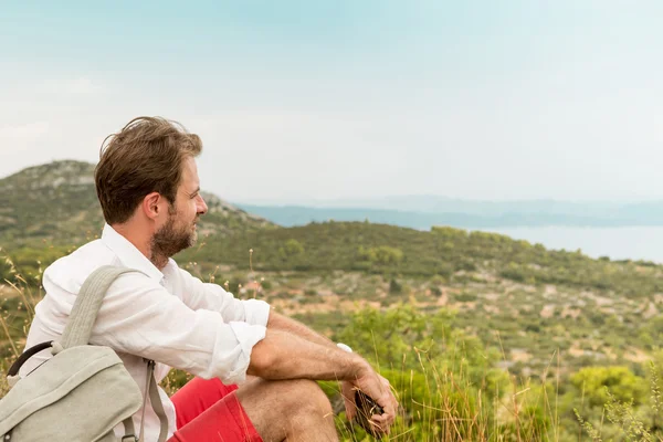 Un touriste fait une pause pendant un voyage en montagne — Photo