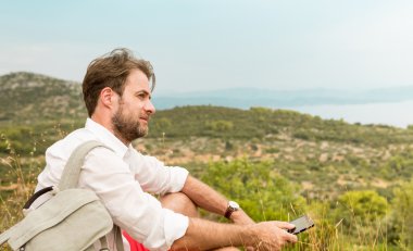 Bir mola sırasında dağ gezisi turist adam