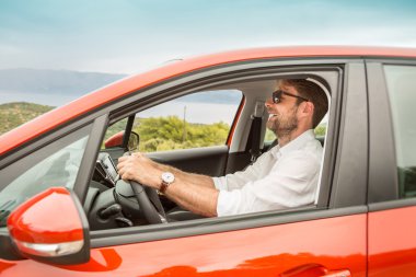 Kırk yaşında beyaz adam bir araba