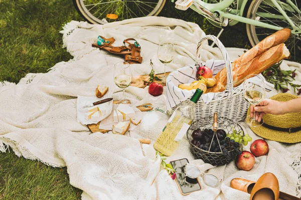Francouzský Styl Venkovní Piknik Bílé Přikrývce Proutěný Košík Bagetami Vínem — Stock fotografie
