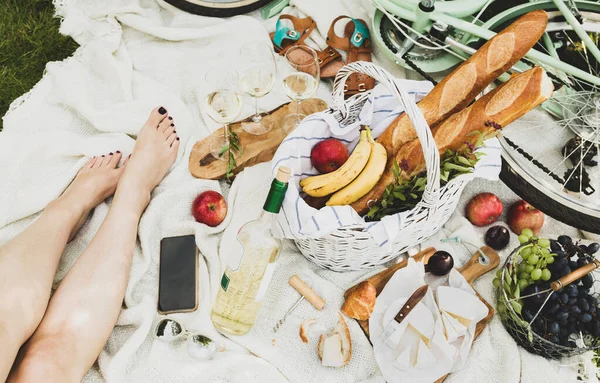 French Style Outdoor Picnic White Blanket Barefoot Woman Wicker Basket — Stock Photo, Image