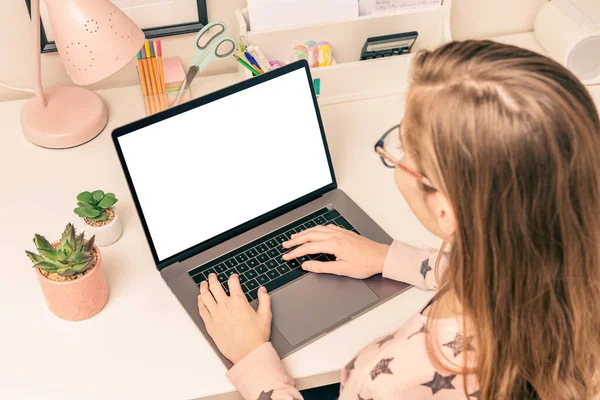 Mädchen Ihrem Zimmer Hause Mit Laptop Leerer Computerbildschirm Kopierraum Hintergrund — Stockfoto