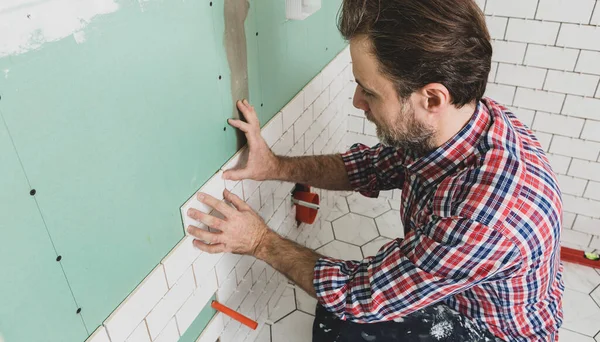 Kaukaski Pracownik Wykończeniowy Wnętrz Tiler Układający Małe Białe Płytki Ceramiczne — Zdjęcie stockowe