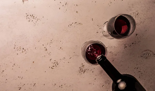 Ochutnávka Červeného Vína Nalévání Alkoholu Láhve Dvou Sklenic Šedý Kámen — Stock fotografie
