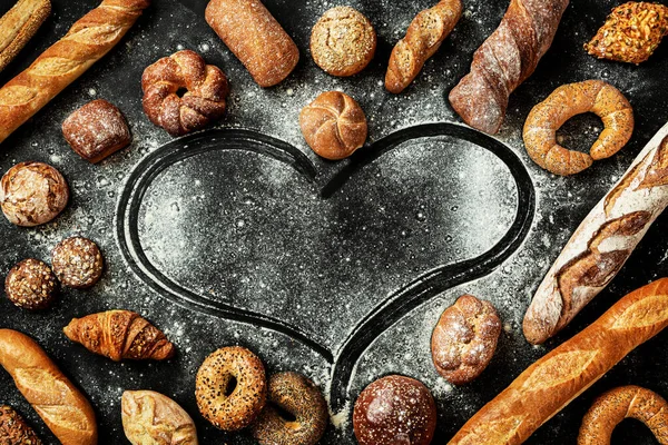 Bakkerij Verschillende Soorten Brood Gerangschikt Een Hartvorm Broodjes Stokbrood Bagel — Stockfoto