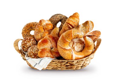 Beyaz arka planda izole edilmiş kırsal sepetteki çeşitli ekmek çeşitleri. Ekmek, baget, tatlı çörek, kruvasan ve simit..