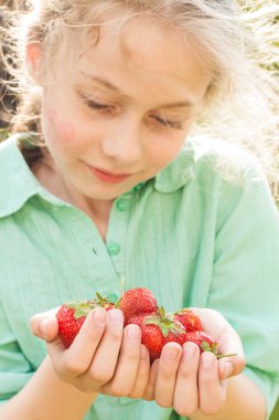 Sarışın yedi yaşında çocuk kız çilek holding