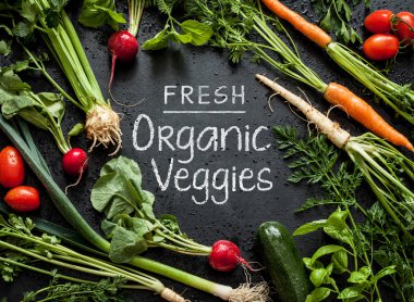 'Fresh Organic Veggies' poster design.