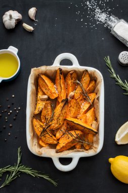 Beyaz seramik tabak içinde kavrulmuş tatlı patates