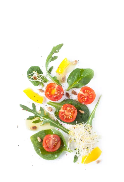 Свіжий весняний салат - сучасна художня композиція — стокове фото