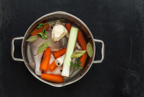 Preparación de caldo de pollo con verduras en una olla —  Fotos de Stock