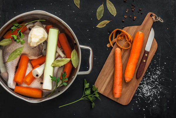 Preparación de caldo de pollo con verduras en una olla —  Fotos de Stock