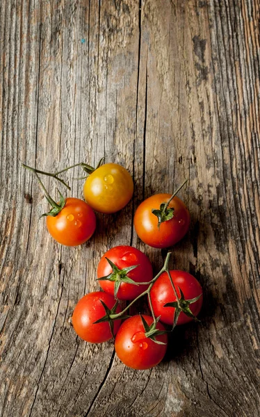 Antika ahşap masa üzerinde domates — Stok fotoğraf