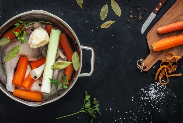 Preparare il brodo di pollo con le verdure in una pentola — Foto Stock