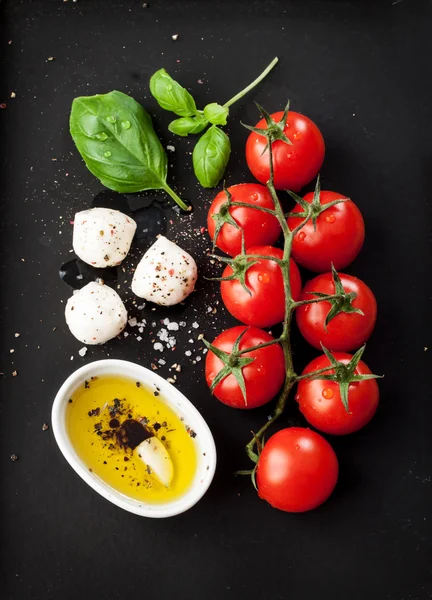 Tomates cereja, queijo mussarela, manjericão e azeite — Fotografia de Stock