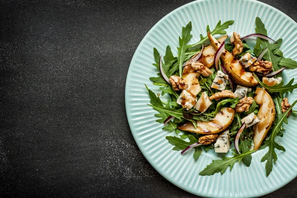 Salad - blue cheese, pear, arugula, walnuts, red onion and balsamic vinegar — Zdjęcie stockowe