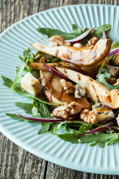 Salad - blue cheese, pear, arugula, walnuts, red onion and balsamic vinegar — Φωτογραφία Αρχείου