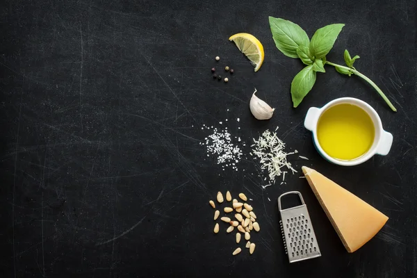 Grünes Basilikum-Pesto - italienisches Rezept Zutaten auf schwarz von abo — Stockfoto