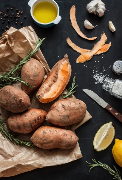 Preparação de alecrim batata doce torrada — Fotografia de Stock