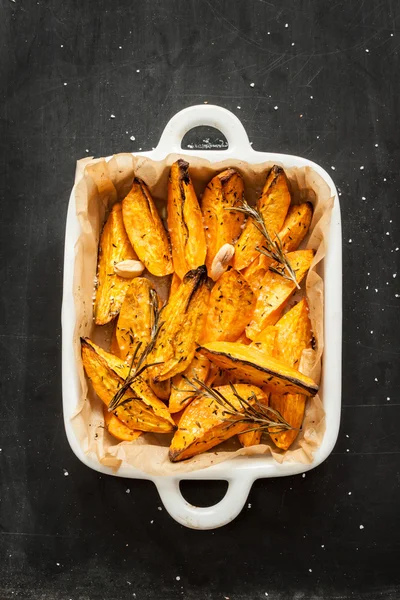 Roasted sweet potatoes in white ceramic dish — Stock Photo, Image