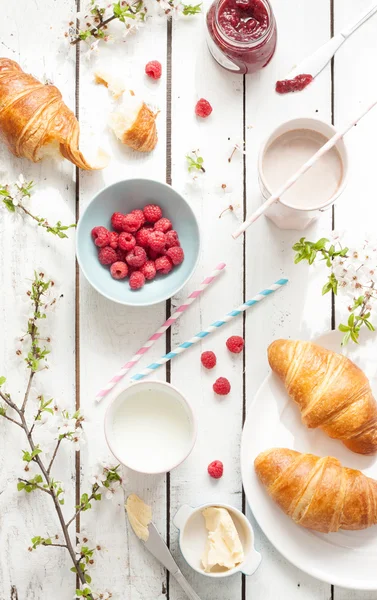 Romantikus francia vagy vidéki reggeli - kakaó, tej, croissant, lekvár, vaj és málna — Stock Fotó