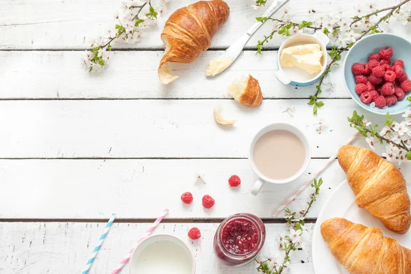 Desayuno romántico francés o rural - cacao, leche, croissants, mermelada, mantequilla y frambuesas — Foto de Stock