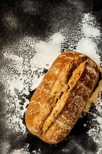 Rusztikus kenyér kenyér és liszt, a fekete Palatábla felülről — Stock Fotó