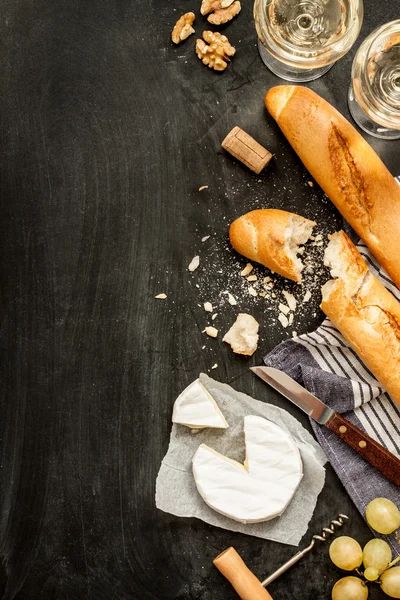 Keju Camembert, baguette dan anggur pada hitam dari atas — Stok Foto