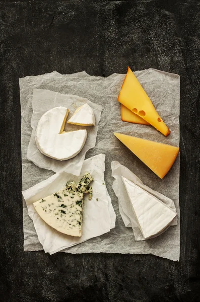 Camembert, brie, parmesão e queijo azul — Fotografia de Stock