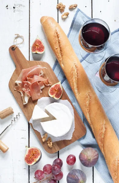 Queijo camembert, prosciutto, baguete e vinho tinto — Fotografia de Stock