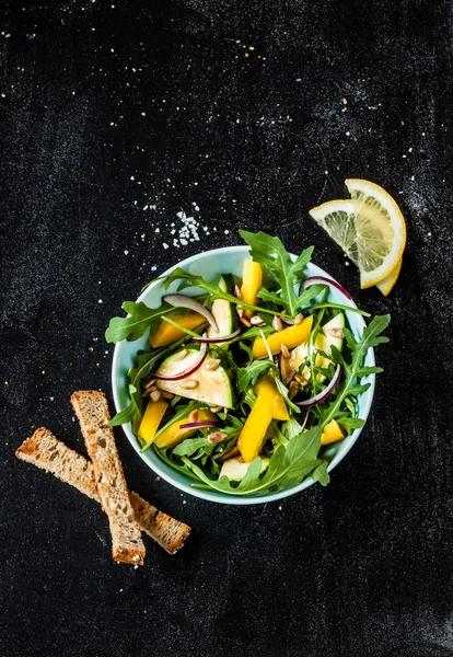 Spring salad with arugula, yellow pepper and zucchini — Stok fotoğraf