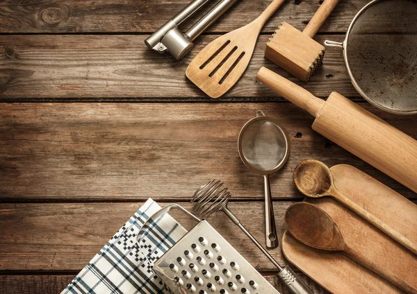 Rural kitchen utensils on vintage wood table from above — Stock fotografie