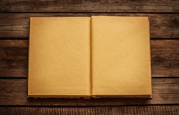 Livro aberto em branco velho na mesa de madeira pranchada vintage de cima — Fotografia de Stock