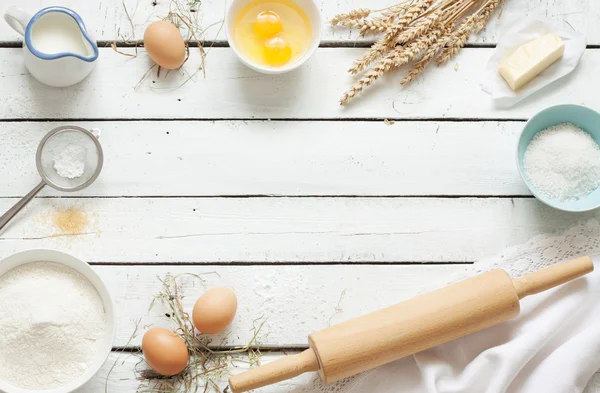Сельский кухня - тесто рецепты ингредиентов на белом дереве — стоковое фото