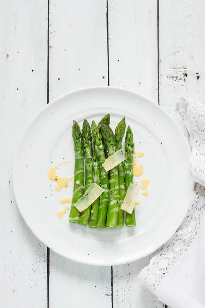 Asparagi con salsa olandese e parmigiano dall'alto — Foto Stock