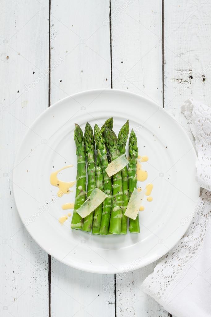 Asparagus with hollandaise sauce and parmesan from above