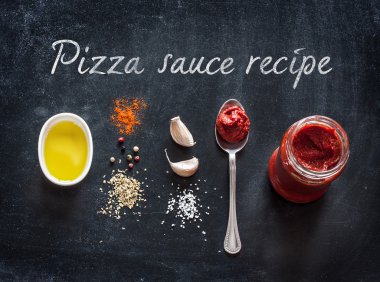 Pizza sosu malzemeler veya siyah bir reçete tepesi