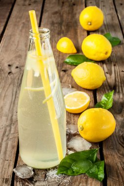 Limonata limon, buz ve yaprakları ile şişe
