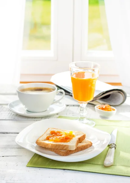 Desayuno continental: café, zumo de naranja y tostadas —  Fotos de Stock