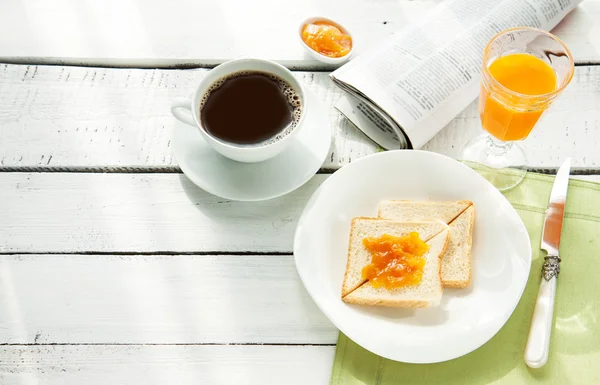 Continental breakfast - coffee, orange juice and toast — Stok fotoğraf