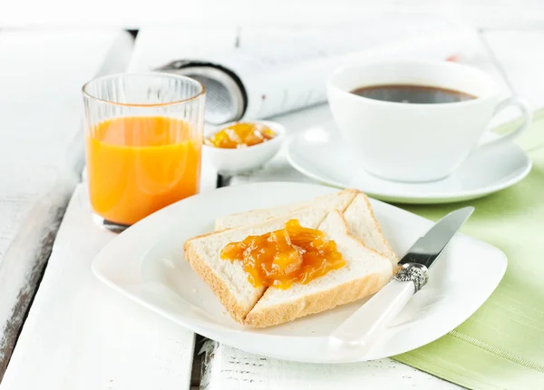 Kontinentales Frühstück - Kaffee, Orangensaft und Toast — Stockfoto