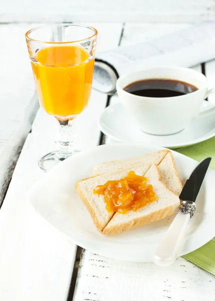 Continental breakfast - coffee, orange juice and toast — Stockfoto