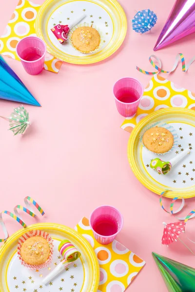 Configuração de mesa rosa de aniversário da menina com gadgets de festa — Fotografia de Stock