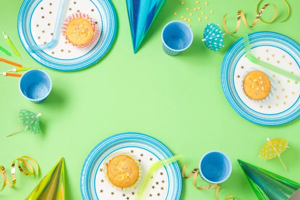 Menino definição de mesa verde aniversário com gadgets de festa — Fotografia de Stock