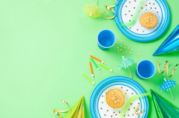 Menino definição de mesa verde aniversário com gadgets de festa — Fotografia de Stock