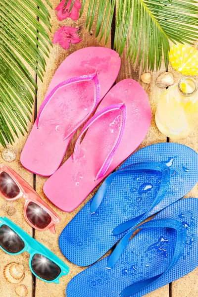 Strand, Palmenblätter, Sand, Sonnenbrille und Flip Flops — Stockfoto