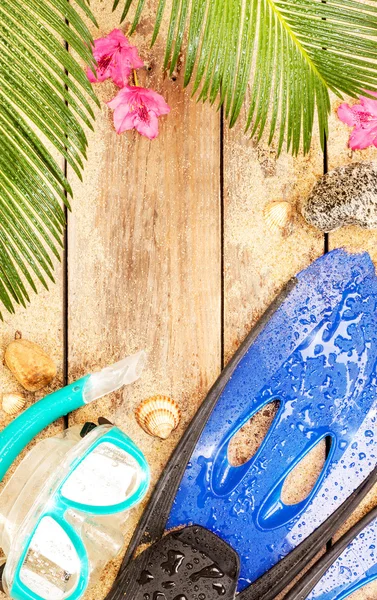 Flipper, occhiali e boccaglio sulla spiaggia tropicale — Foto Stock