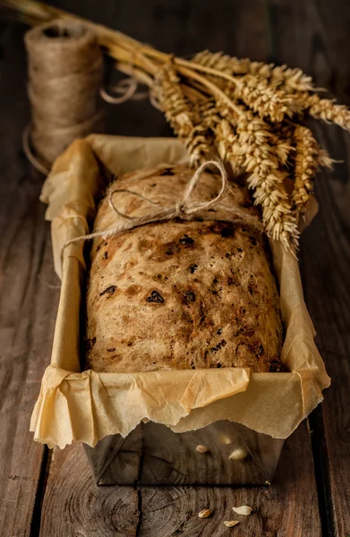 Rustic bread in baking tin - vintage kitchen — ストック写真